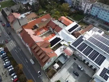 Fotovoltaika na střeše bytového domu v Jihlavě